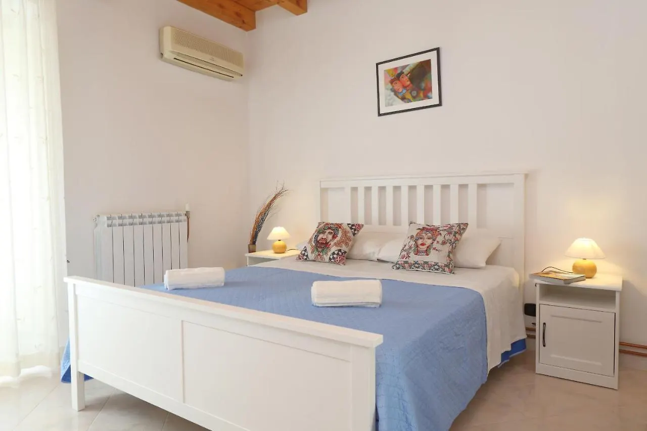 Holiday home Casa Vacanza Ni Rosa Cefalu Italy